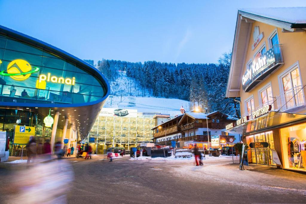 Charly Kahr And Family, Ski-in & Ski-out