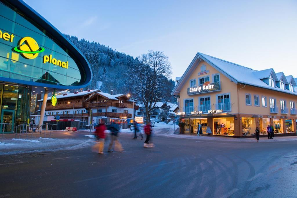 Charly Kahr And Family, Ski-in & Ski-out Apartment